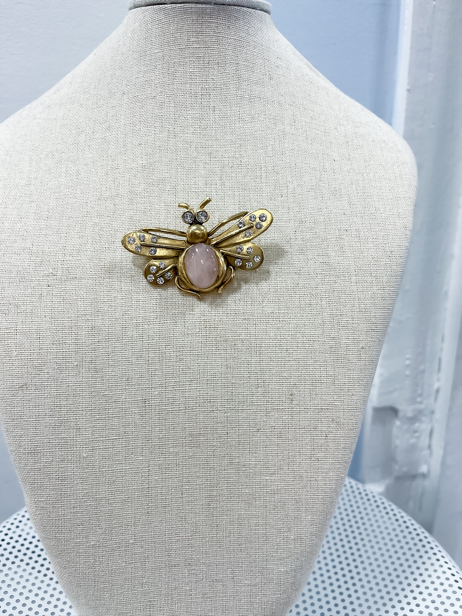Blushing Bee Brooch Yochi
