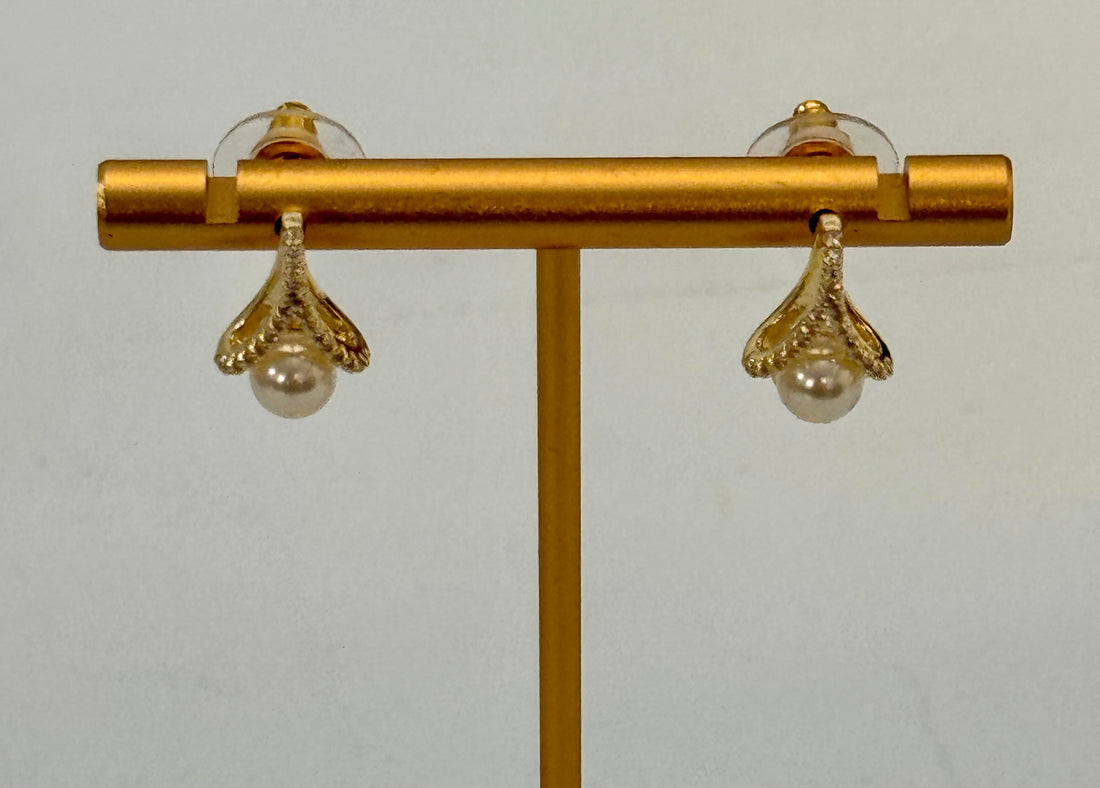 Gold pearl drop earrings 