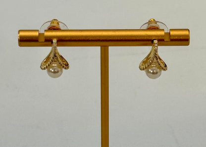 Gold pearl drop earrings 