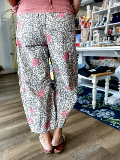 The Presley Pants Easel