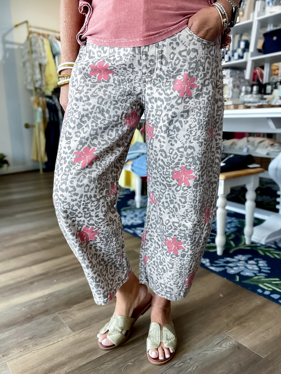 The Presley Pants Easel