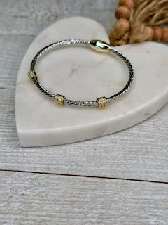 Thin cable cuff with magnetic closure