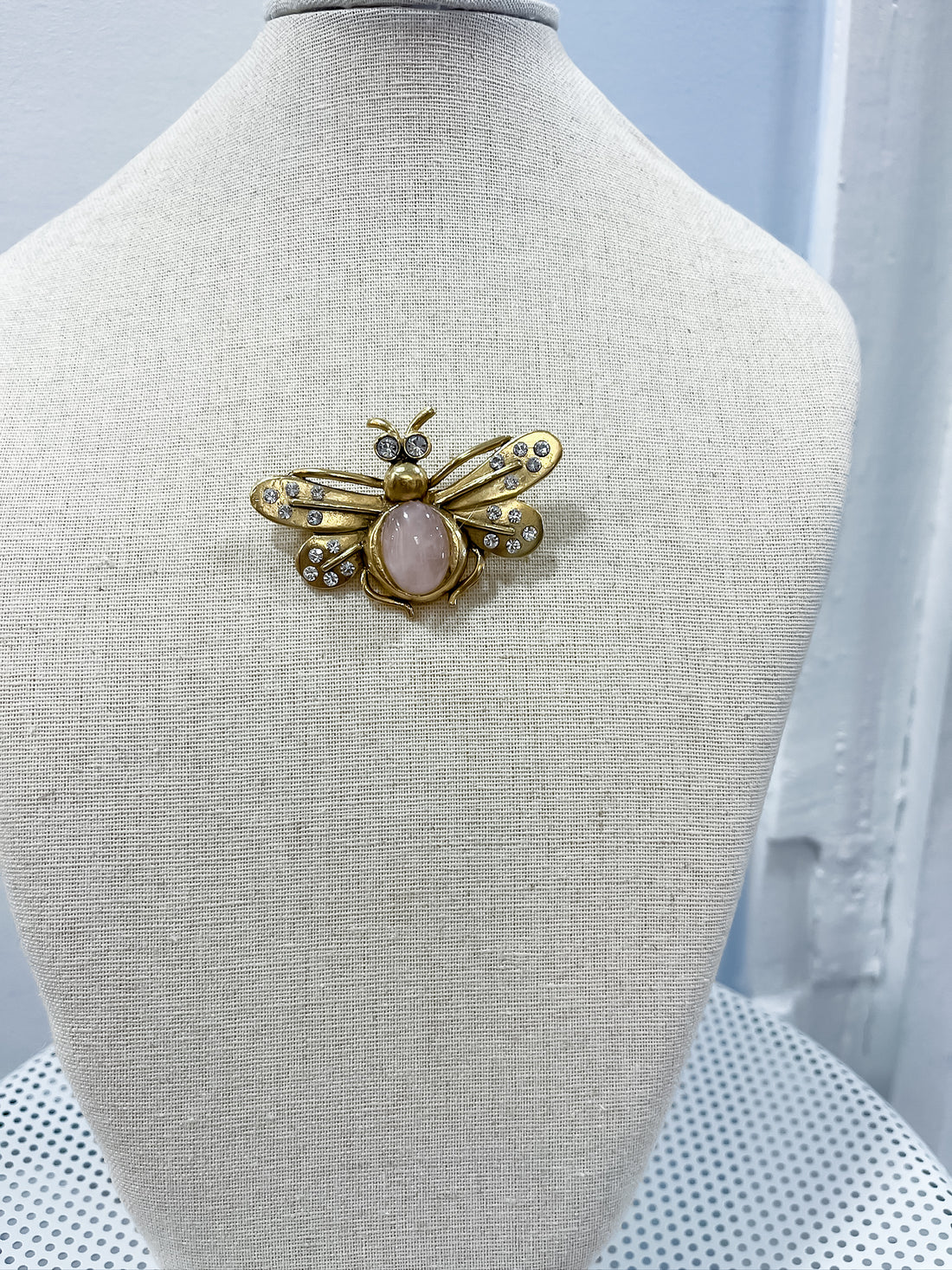 Blushing Bee Brooch Yochi