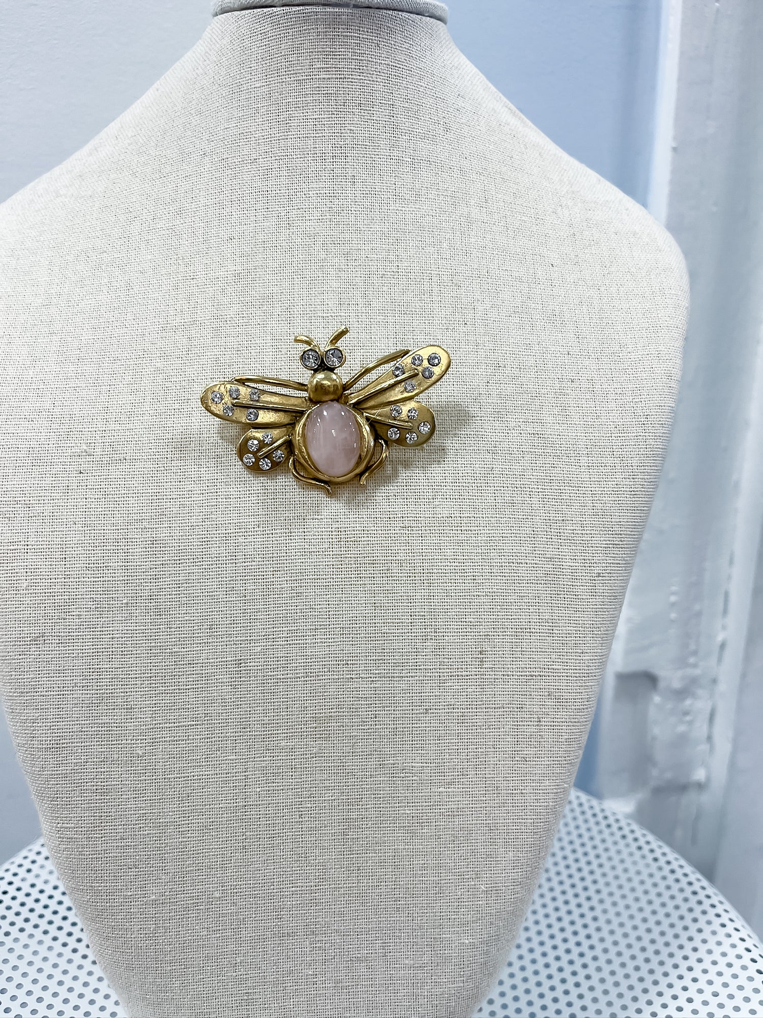 Blushing Bee Brooch Yochi