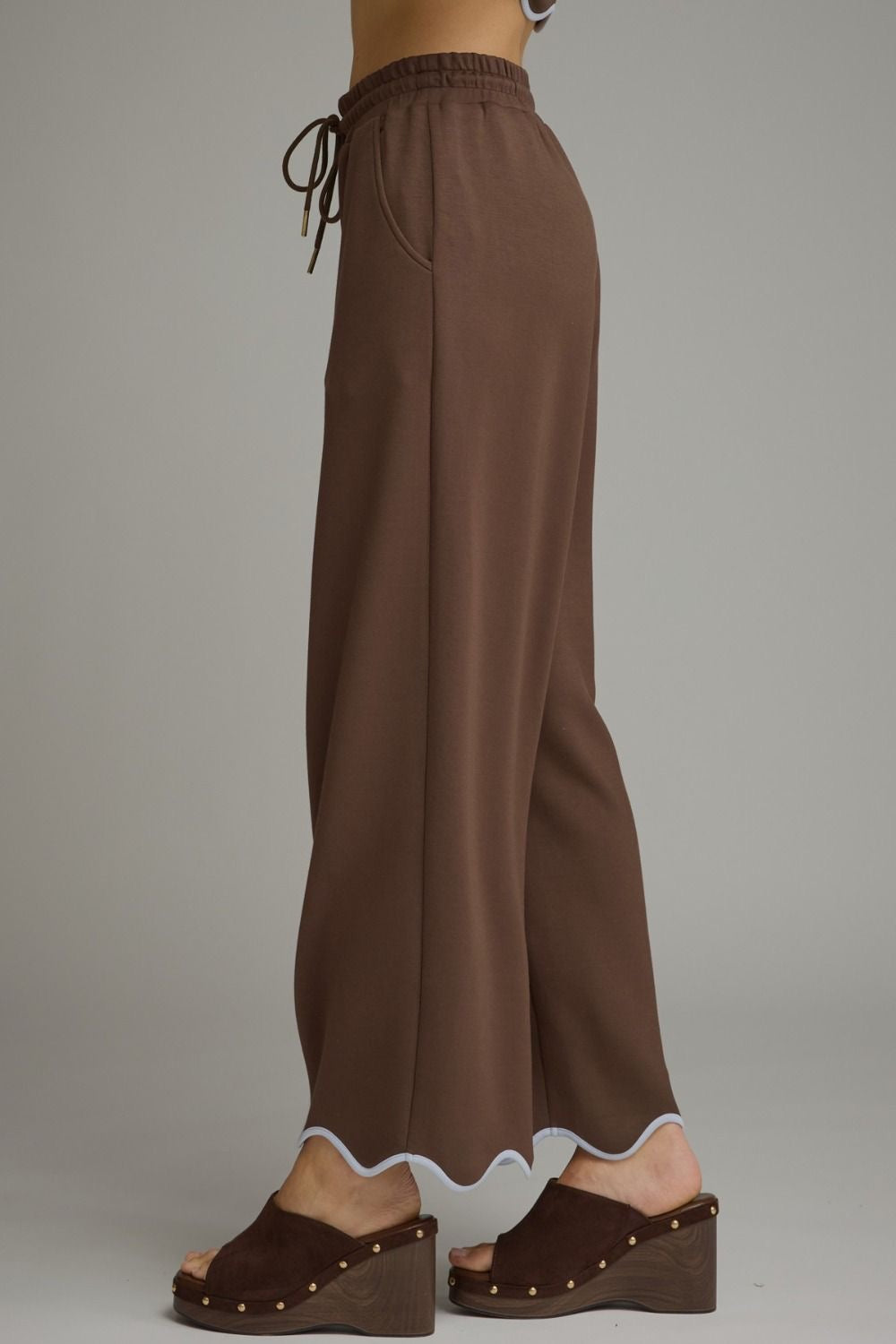 The Scallop Social Pant - Brown Entro